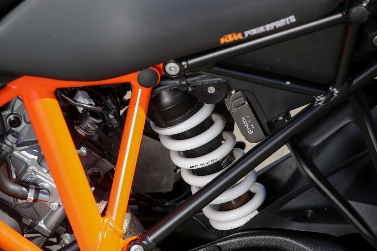 Aprilia Tuono V4 VS KTM 1290 Super Duke GT: la SFIDA delle hypernaked!